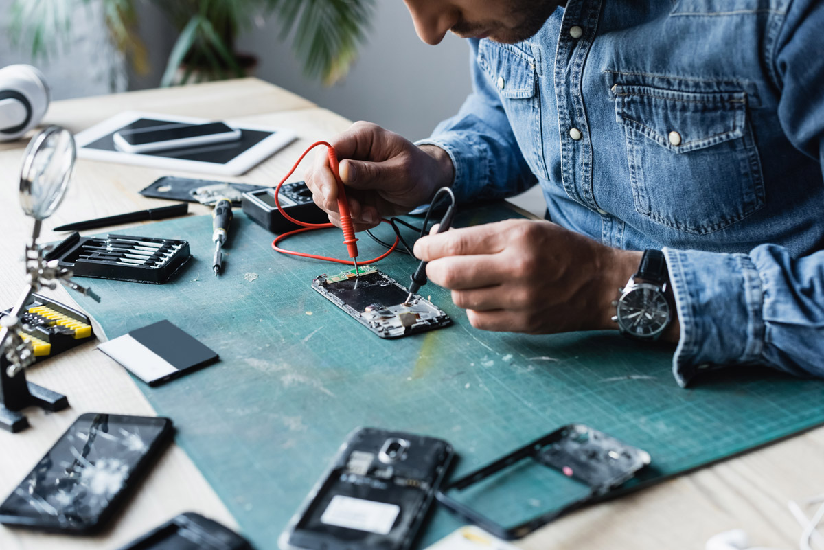 cropped view of a cellphone repair guy replacing iPhone screen